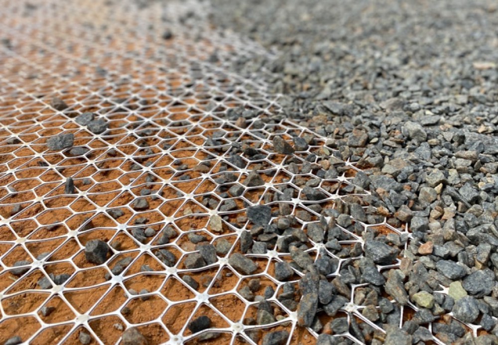 Detail geomříže Tensar InterAx se štěrkem