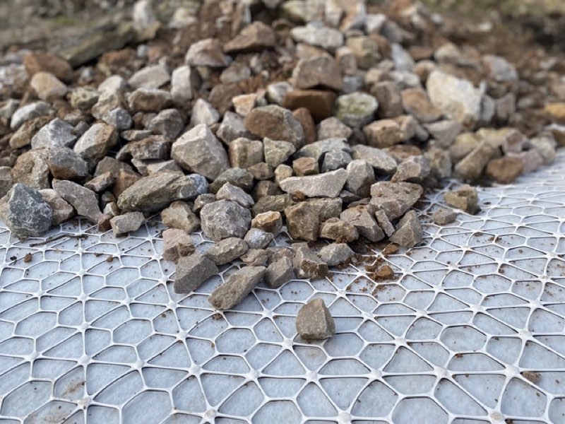 Detailní záběr kameniva na geomříži